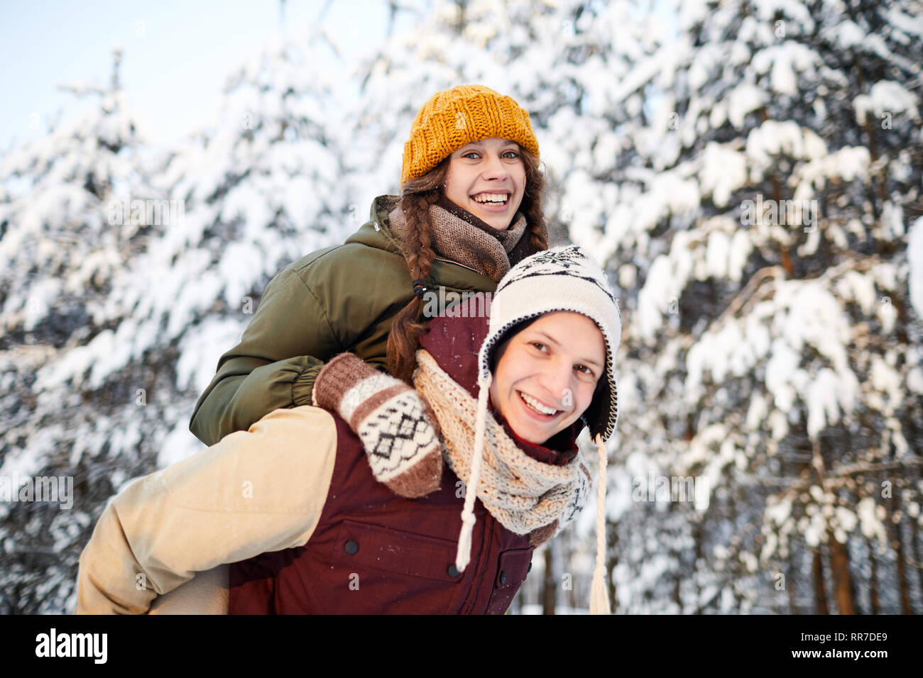Paar Spaß im Winter Stockfoto