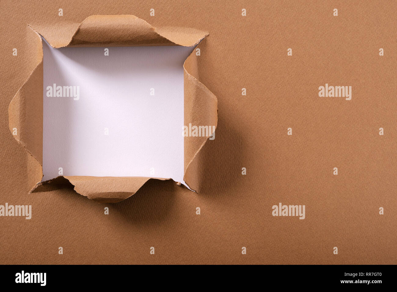 Zerrissen braunes Papier quadratischen Loch weißer Hintergrund Rahmen Stockfoto