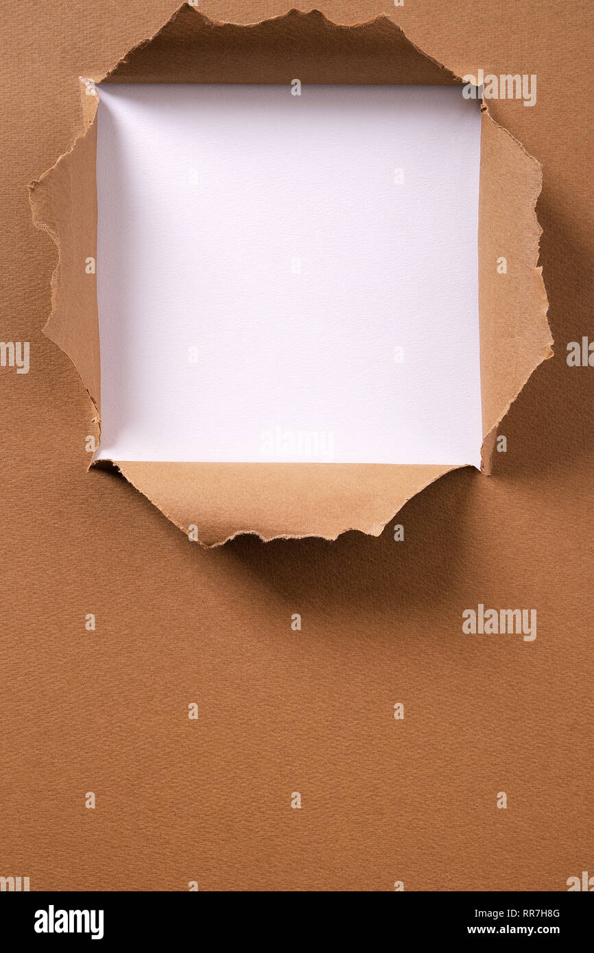 Zerrissen braunes Papier quadratischen Loch vertikale Hintergrund Rahmen Stockfoto