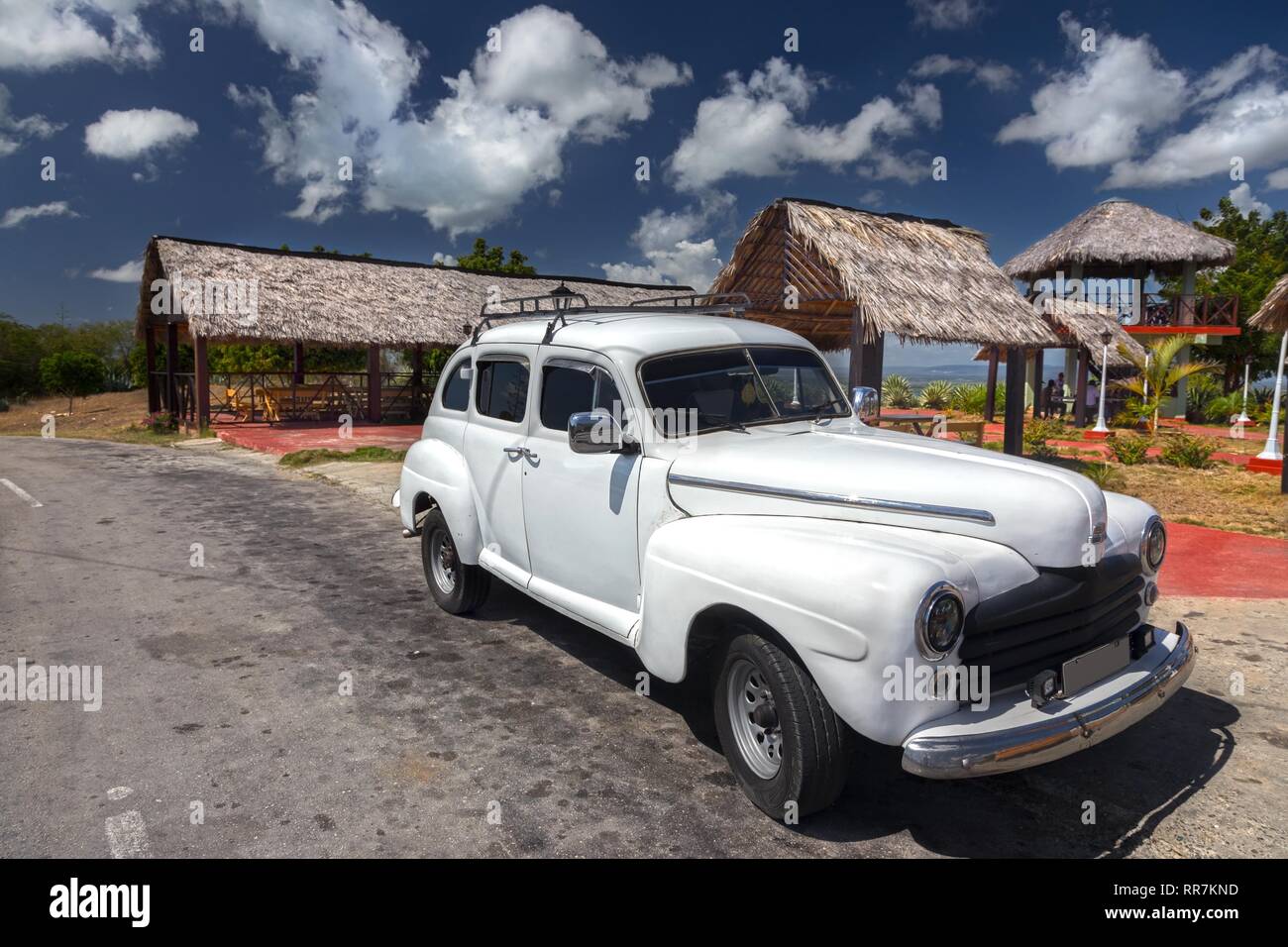 Vintage Old Fashioned White Cuban Car Dirt Road. Shack Häuser Blaue Skyline Weiße Wolken Guantanamo Bay Kuba Landschaft Stockfoto