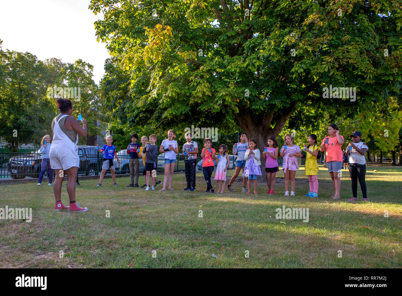 Ein Lehrer Kinder bis eine Kartoffel balancing Spiel bei der Gemeinschaft und Spaß für die ganze Familie Tag im Ilam-School, Christchurch zu spielen Stockfoto