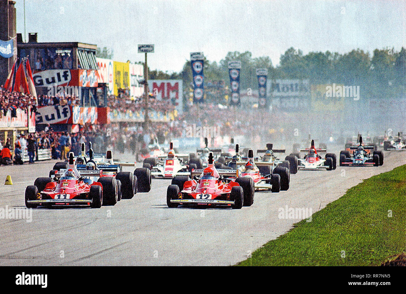 Monza, Autodromo Nazionale, 7. September 1975. Die beiden Scuderia Ferrari, der Schweizer Clay Regazzoni (Nr. 11) und der österreichischen Niki Lauda (Nr. 12) Diese letzte poleman, nehmen Sie die Leitung an der Start der XLVI Grand Prix von Italien an Bord ihrer Ferrari 312 T Stockfoto