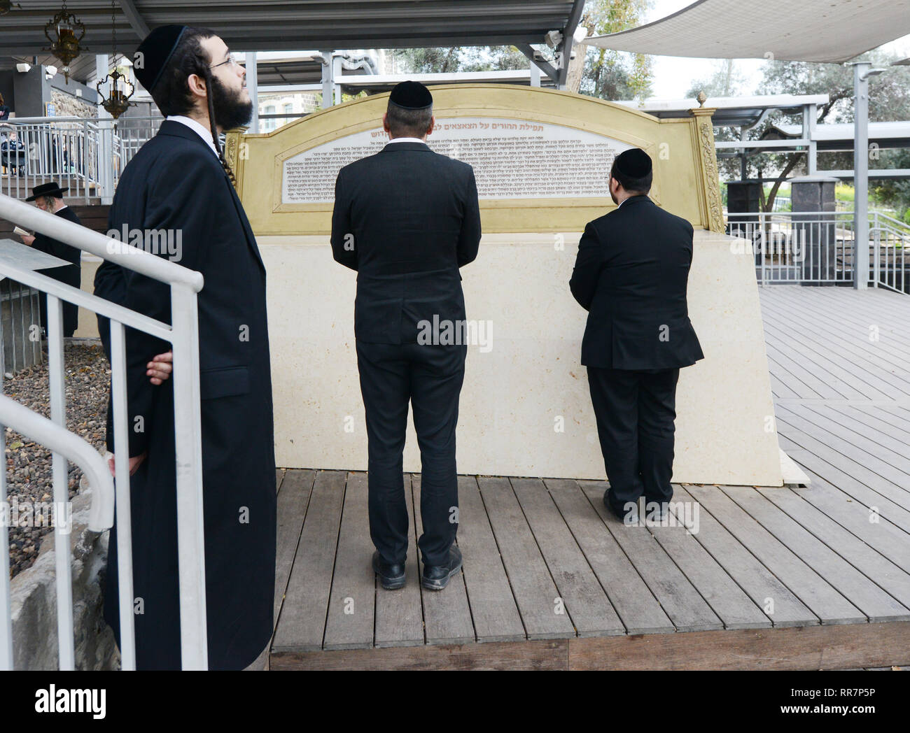 Die jüdischen Pilger beten, am Grab von Maimonides in Tiberias, Israel. Stockfoto