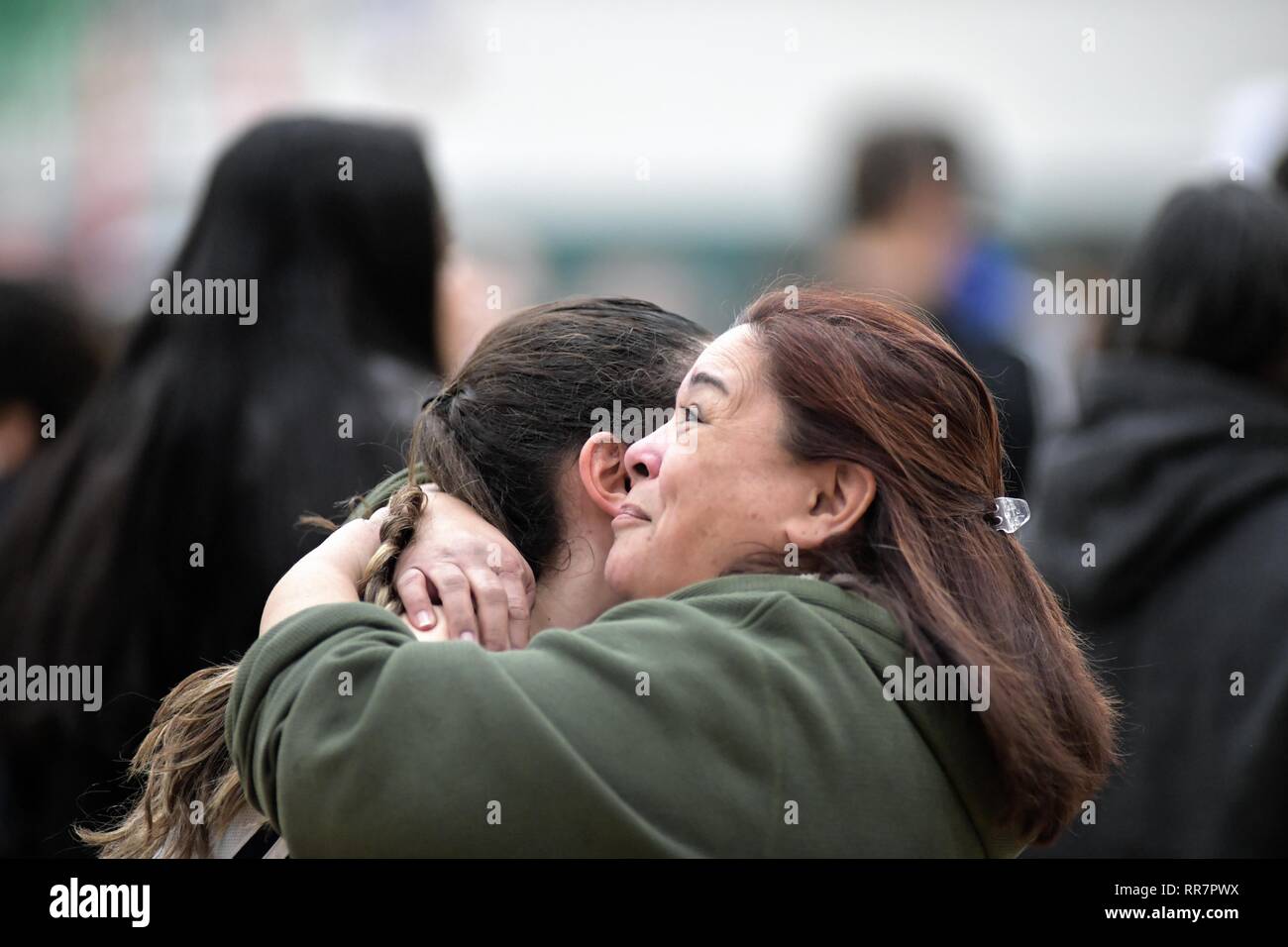 Mutter und Tochter nach einer regionalen Meisterschaft Spiel Sieg umarmen. USA, Stockfoto