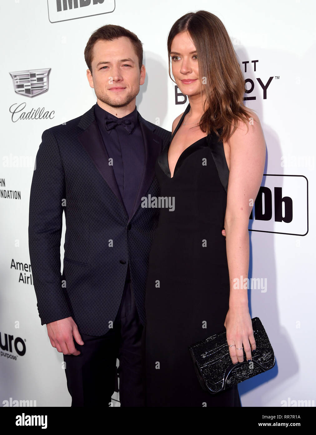 Taron Egerton und Emily Thomas an der Elton John AIDS Foundation Viewing Party in West Hollywood Park, Los Angeles, Kalifornien, USA, statt. Stockfoto