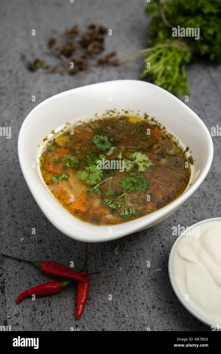Grüne Suppe mit Gemüse, Kräuter und hausgemachte Paste, Rezept der Großmutter. Stockfoto