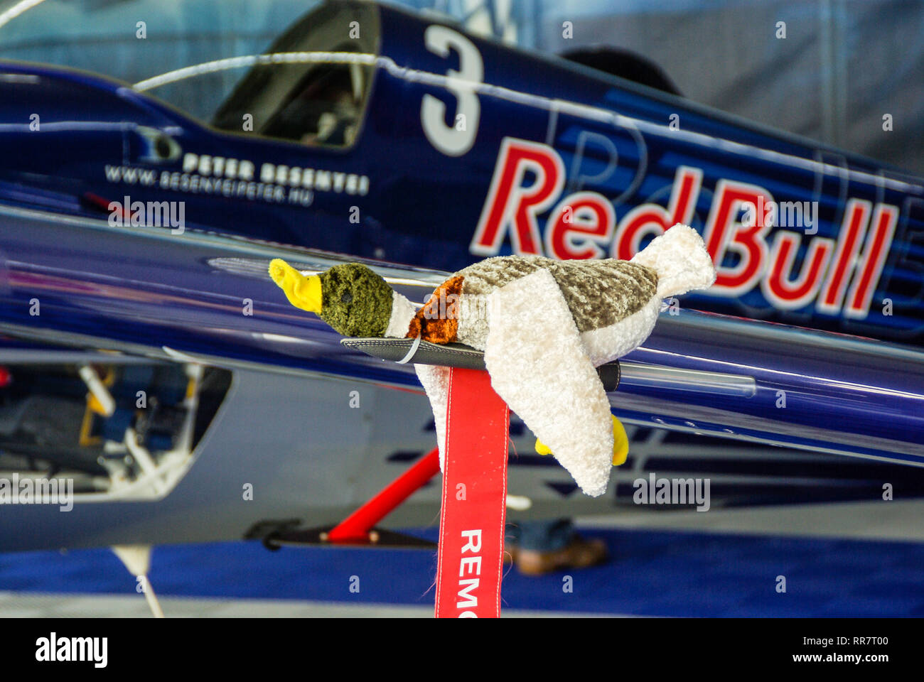 Red Bull Air Race Flugzeug von Peter Besenyei mit humorvollen Ente pitot Ventildeckel Stockfoto