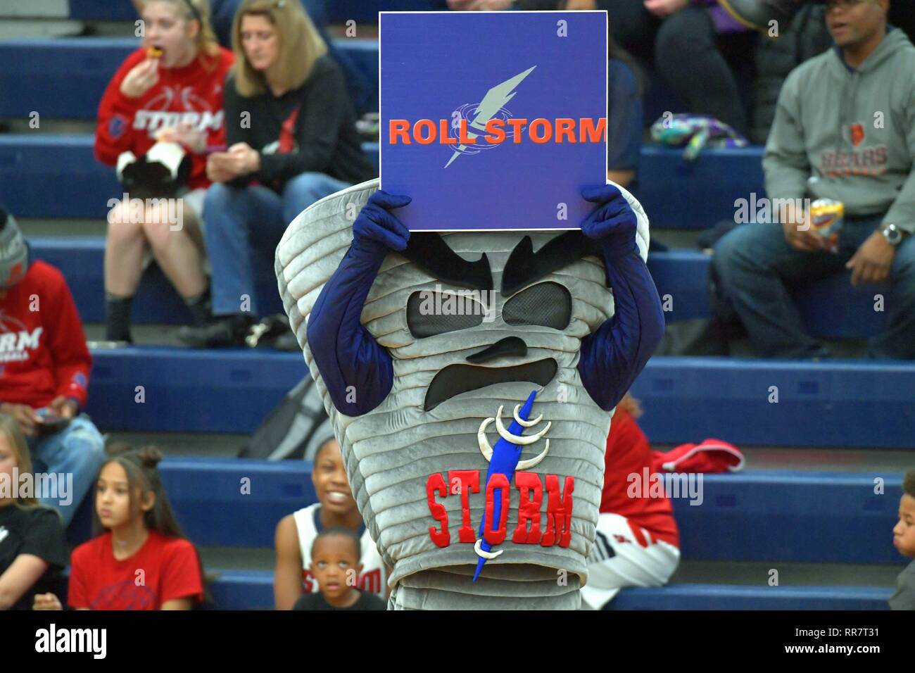 Ein Student kostümierten wie die Schule Maskottchen entlang der Seitenlinie. USA Stockfoto