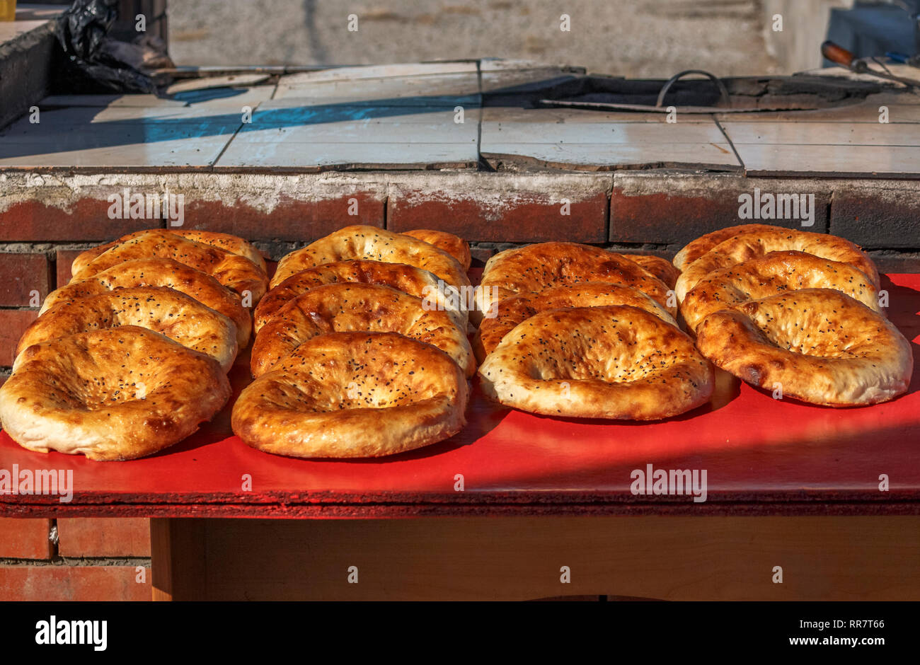 Zentralasiatischen Tortillas auf einer Straße in der Nähe des Zählers tandoor. Eine typische und beliebte Art von Brot im Kaukasus. Stockfoto