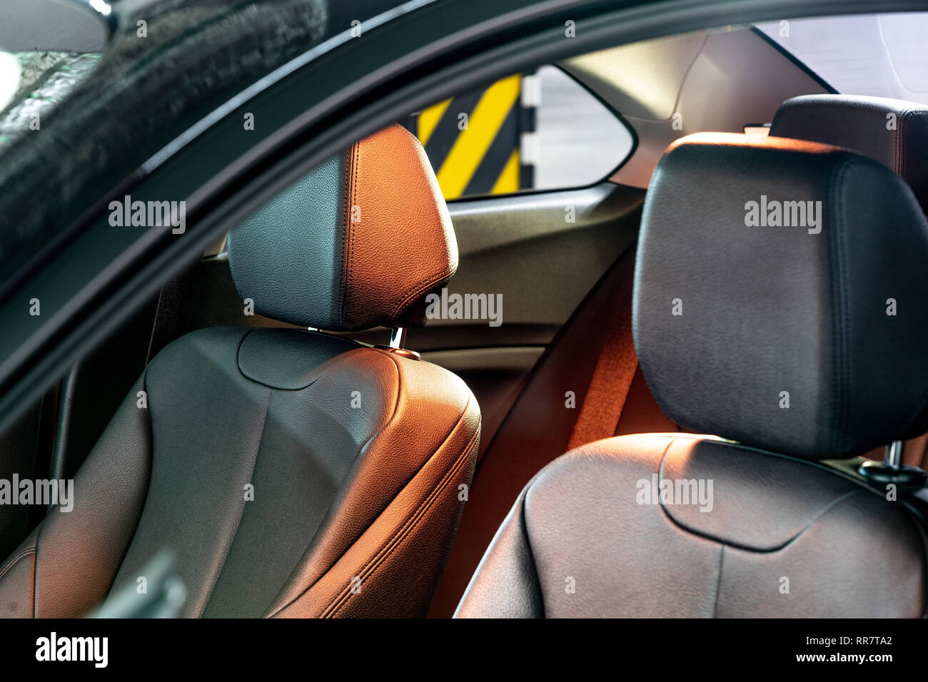 Dunkle Luxus neuen Innenraum. Zurück Sitze in modernen Autos, Seitenansicht, schwarzes Leder. Stockfoto