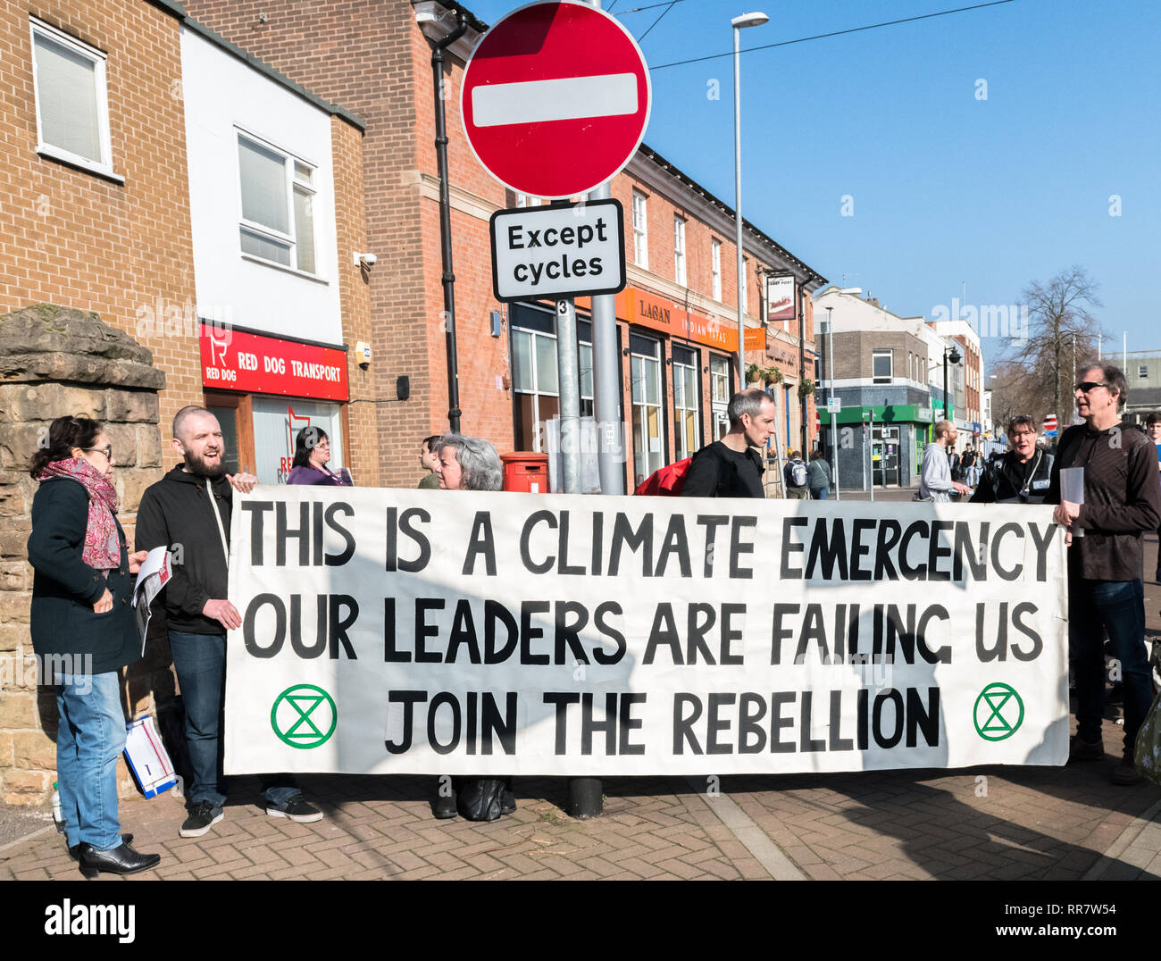 Klimawandel Demonstranten mit einem großen Banner. Stockfoto