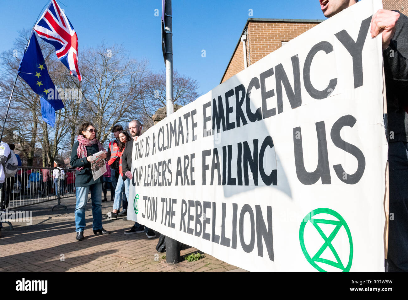 Klimawandel Demonstranten mit einem großen Banner. Stockfoto