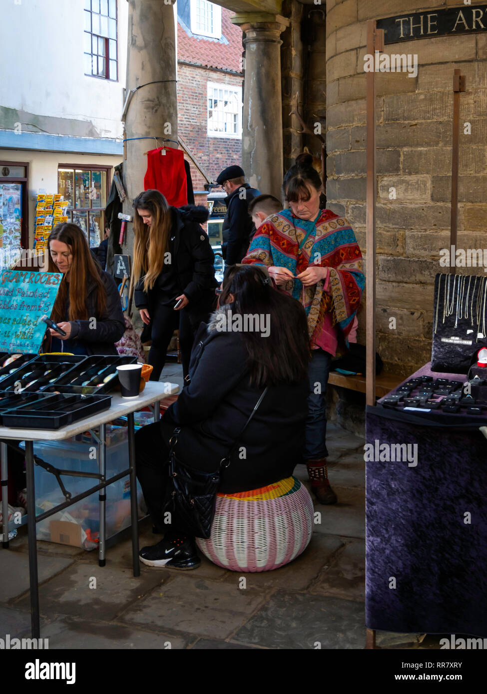 Haare flechten durchgeführt, die unter dem Alten Rathaus auf dem Marktplatz in Whitby, North Yorkshire Stockfoto