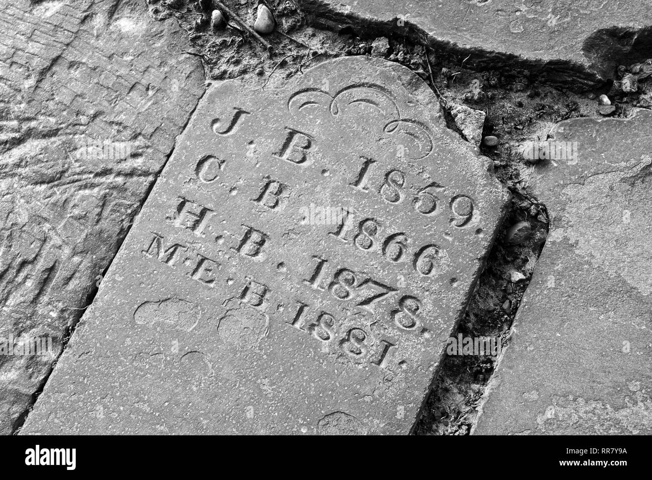 Alte Grabsteine auf dem Boden Stockfoto