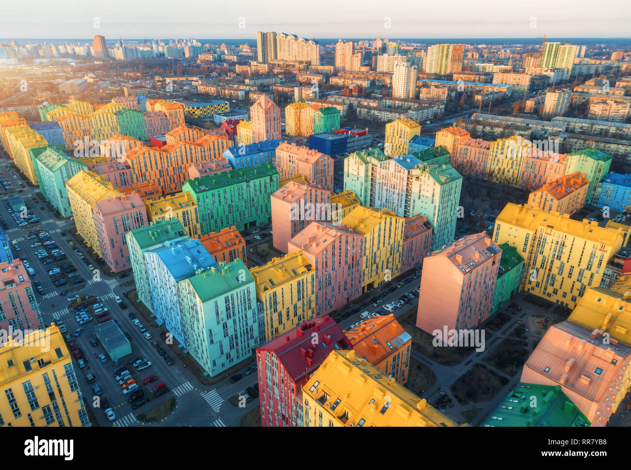 Luftaufnahme der farbenfrohe Gebäude im europäischen Stadt bei Sonnenuntergang. Stadtbild mit bunten Häusern, Autos auf der Straße in Kiew, Ukraine. Ansicht von oben. U Stockfoto