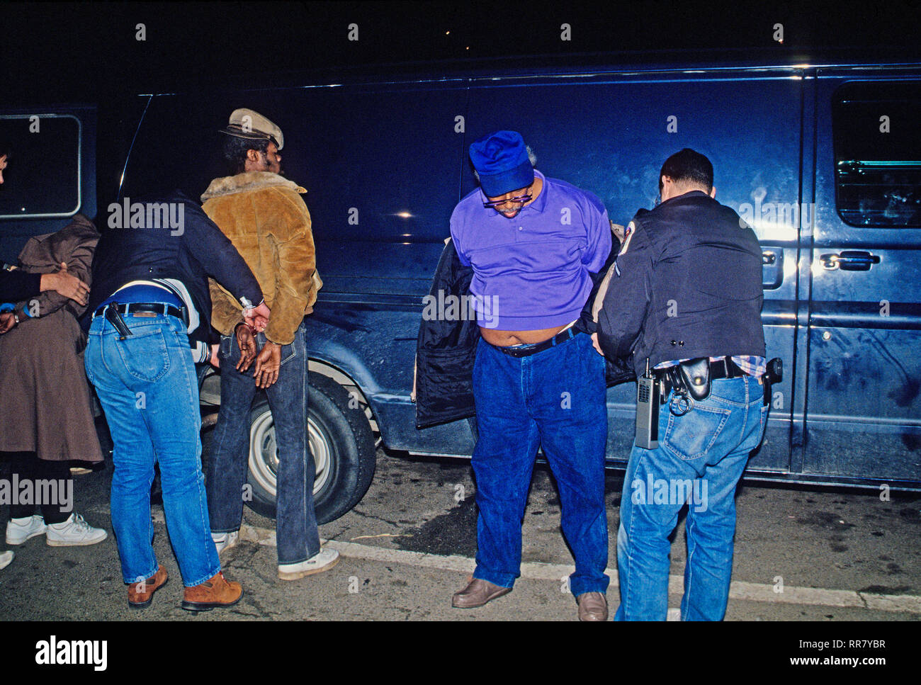 Palmer Park, Maryland, USA, 11. Februar 1989 Mitglieder der Prince Georges County Polizei" heraus springen Squad' Handschellen und suchen Sie vermuteten crack Händler, bevor Sie den Transport in die Polizeistation Stockfoto