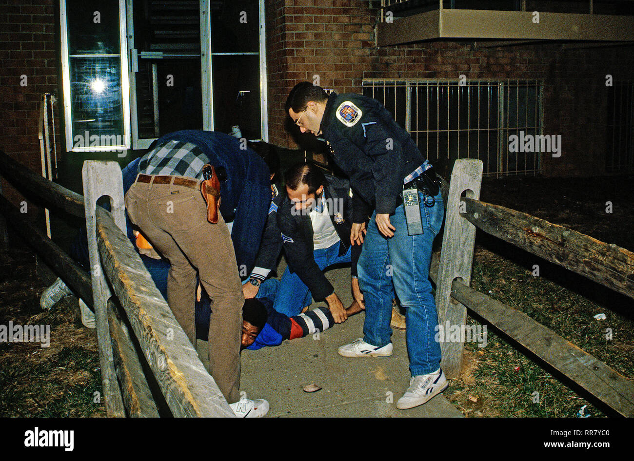 Palmer Park, Maryland, USA, 11. Februar 1989 Mitglieder der Prince Georges County Polizei" heraus springen Squad' Verhaftung crack Dealer vermutet. Stockfoto