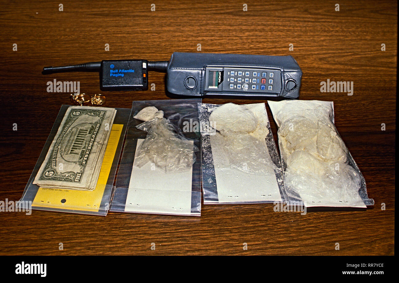Palmer Park, Maryland, USA, 1989 Prince Georges County Polizei Anzeige cash Handy, Pulver und Crack von der Straße aus Händler nach einer Innenabdeckung Büste beschlagnahmt. Stockfoto