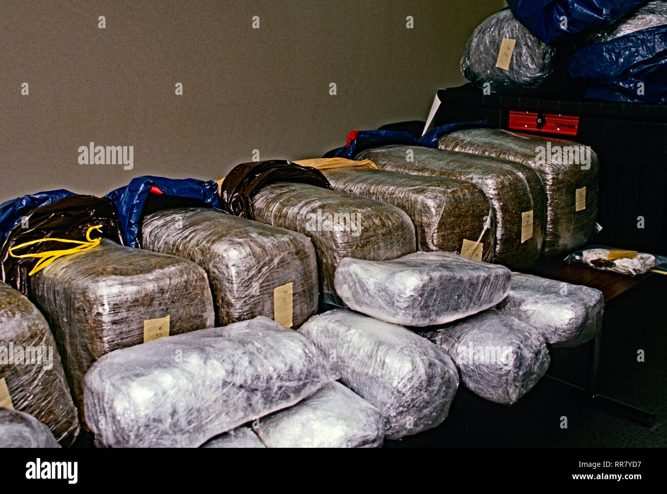 Palmer Park, Maryland, USA, 1989 Prince Georges County Polizei Anzeige die 400 Kilo Marihuana in einem Raid auf einem drogendealer Apartment in der Grafschaft beschlagnahmt. Stockfoto