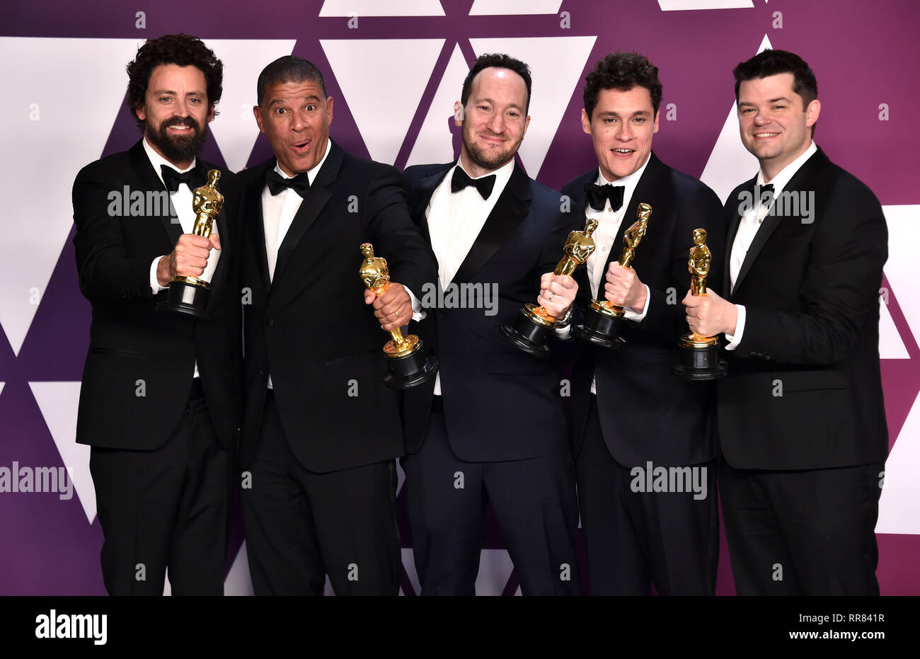 Bob Persichetti, Peter Ramsey, Rodney Rothman, Phil Lord und Christopher Miller mit dem Oscar für den besten Animationsfilm für Spider-Man: In die Spider-Verse im Presseraum an der 91st Academy Awards gehalten an der Dolby Theatre in Hollywood, Los Angeles, USA. Stockfoto