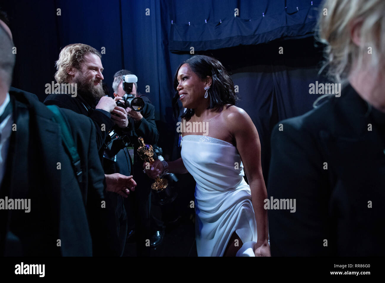 Regina König stellt Backstage mit dem Oscar® für die Leistung von einer