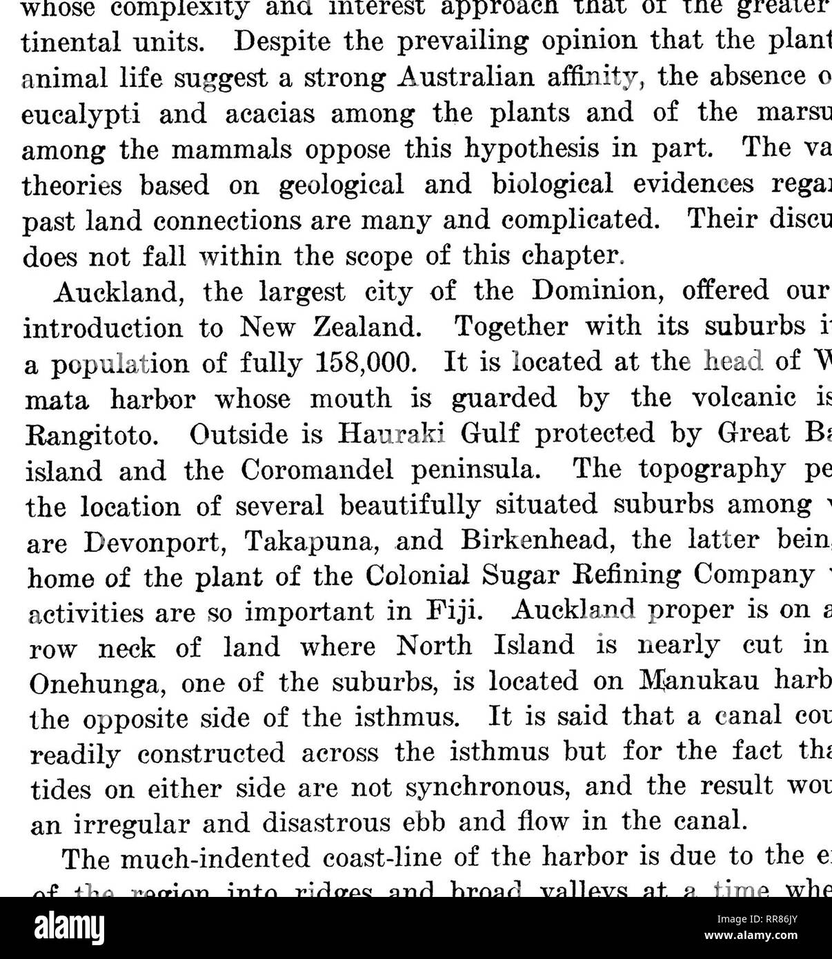 . Studium der Naturgeschichte. Natural History; Natural History. '• V" -.-?-; v-V 5^&gt;.".--""'' 4^2. Vulkanische Asche helmdecke Hügel nach dem Ausbruch des Waimangu, der weltweit größten Geysir (siehe Seite 308) ist die Rem lade in der Lage s; Blick über die Domain (siehe Seite 335) ^eine Straße, die durch tiefe Löss in Oamaru (siehe Seite 334) (Fotos von Thomas) oder. Bitte beachten Sie, dass diese Bilder sind von der gescannten Seite Bilder, die digital für die Lesbarkeit verbessert haben mögen - Färbung und Aussehen dieser Abbildungen können nicht perfekt dem Original ähneln. extrahiert. Universität von Iowa; St Stockfoto