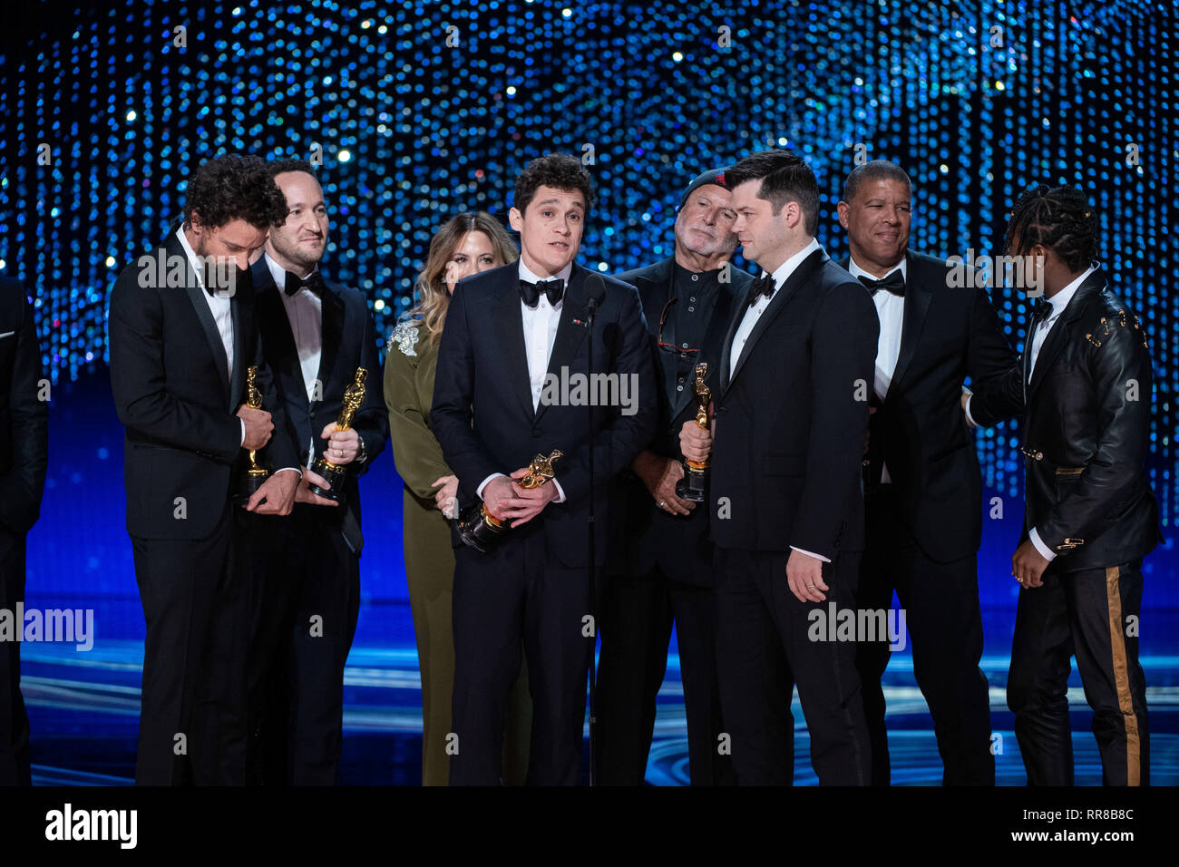 Bob Persichetti (L), Peter Ramsey (2. von rechts), Rodney Rothman (2. von links), Phil Lord (4. von links) und Christopher Miller (3. von rechts) den Oscar® für den besten Animationsfilm des Jahres akzeptieren während des Live ABC Telecast der 91 Oscars® auf der Dolby® Theater in Hollywood, CA am Sonntag, 24. Februar 2019. Stockfoto