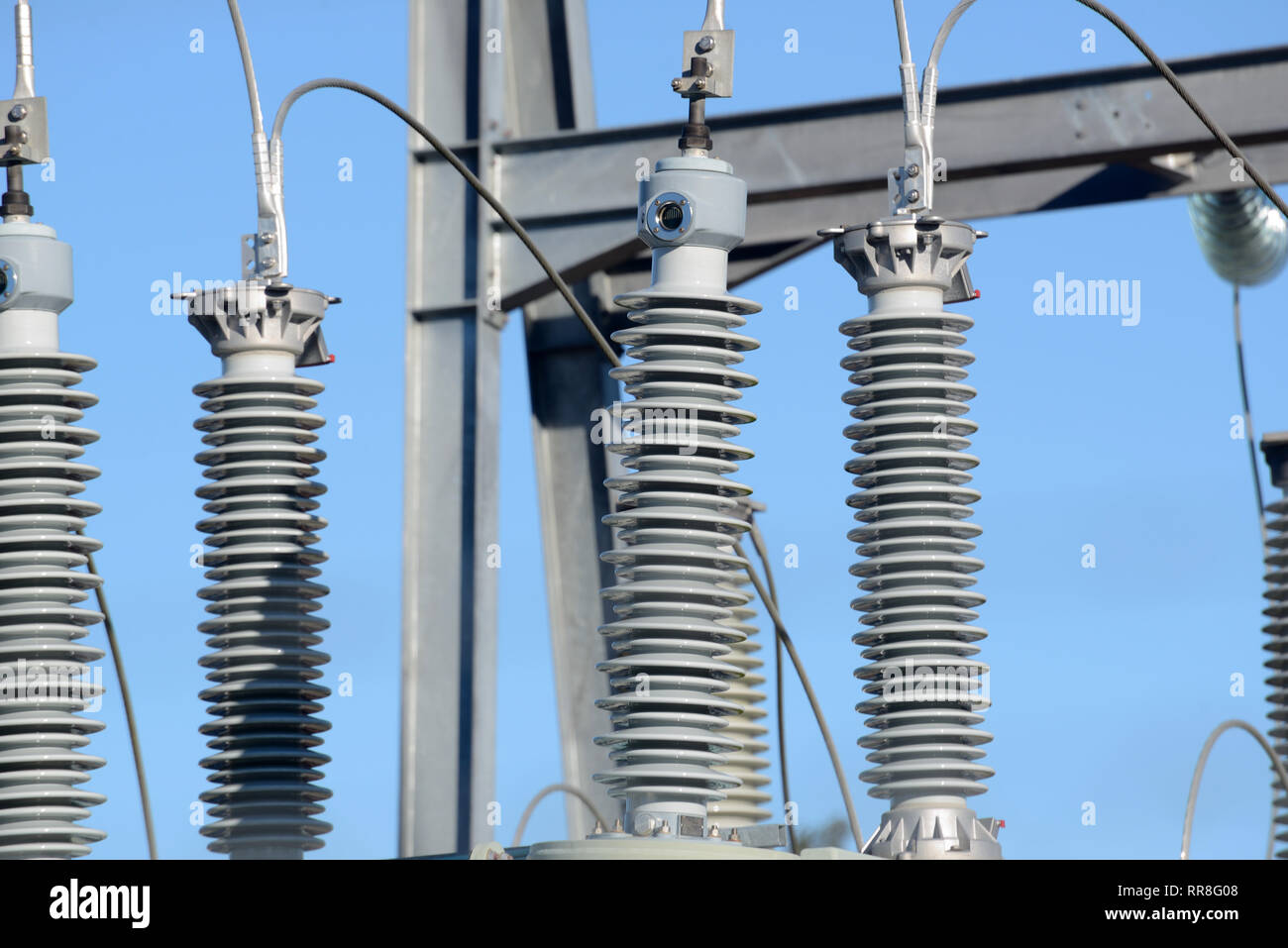 Elektrische Isolatoren an der elektrischen Unterstation Stockfoto