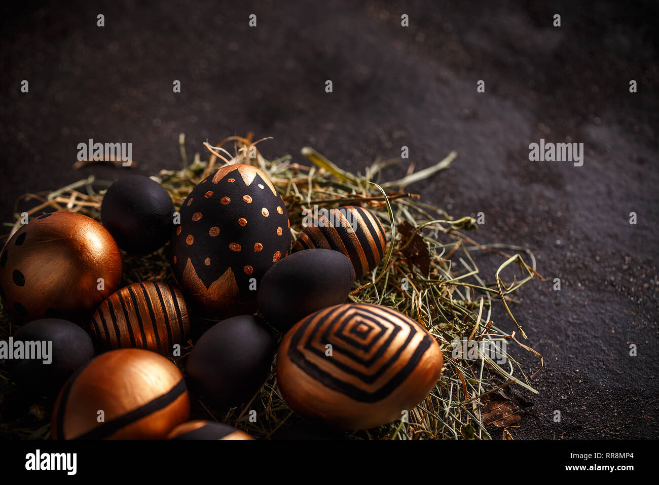 Ostern Komposition im Stil des Minimalismus mit goldenen und schwarzen Eier Stockfoto