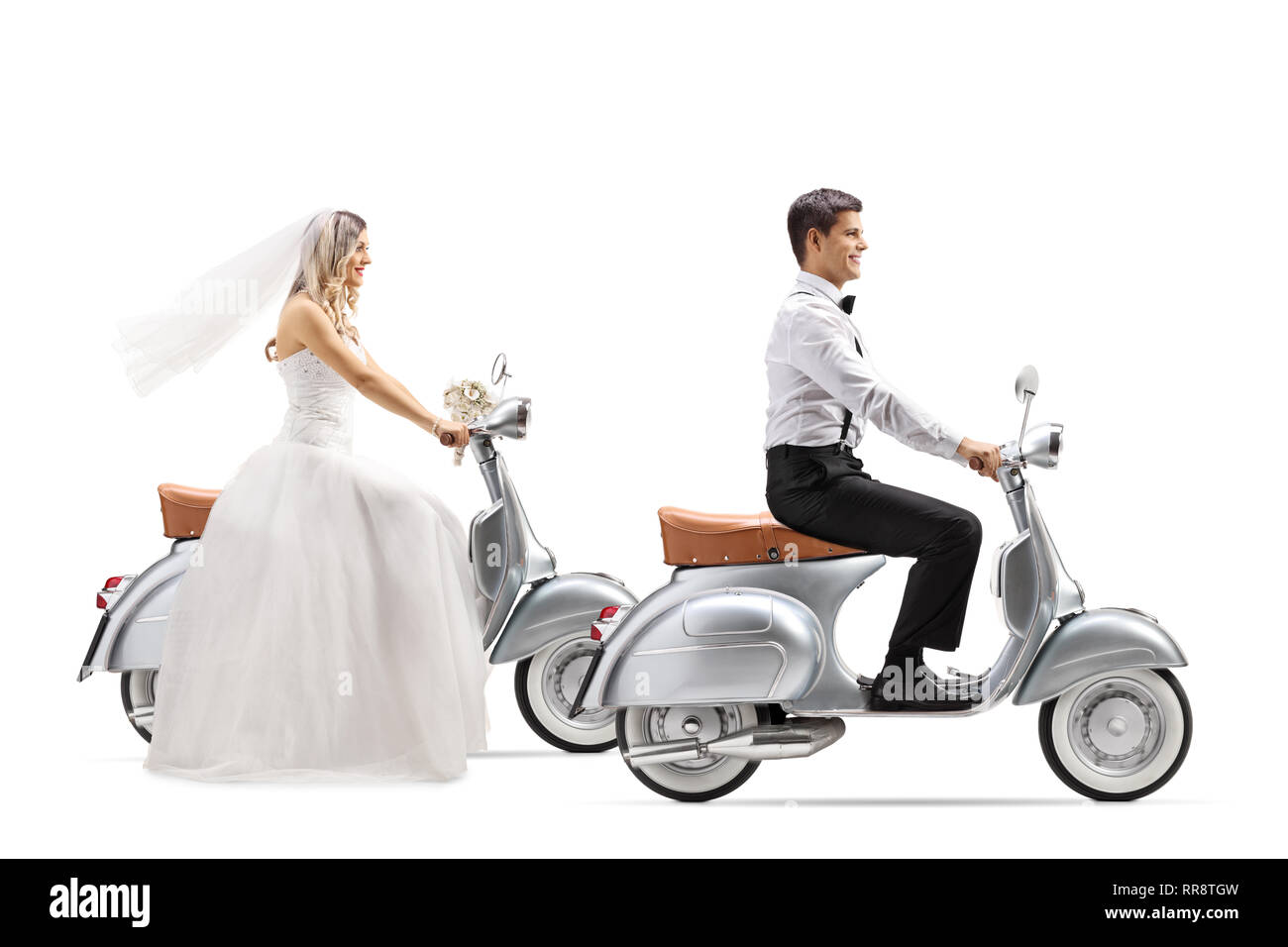 Volle Länge Profil Schuß einer Braut und Bräutigam, Oldtimer Roller auf weißem Hintergrund Stockfoto