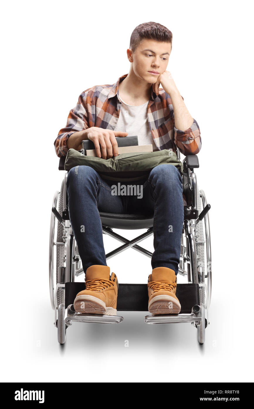 In voller Länge Porträt eines jungen männlichen behinderten Schüler im Rollstuhl denken auf weißem Hintergrund Stockfoto