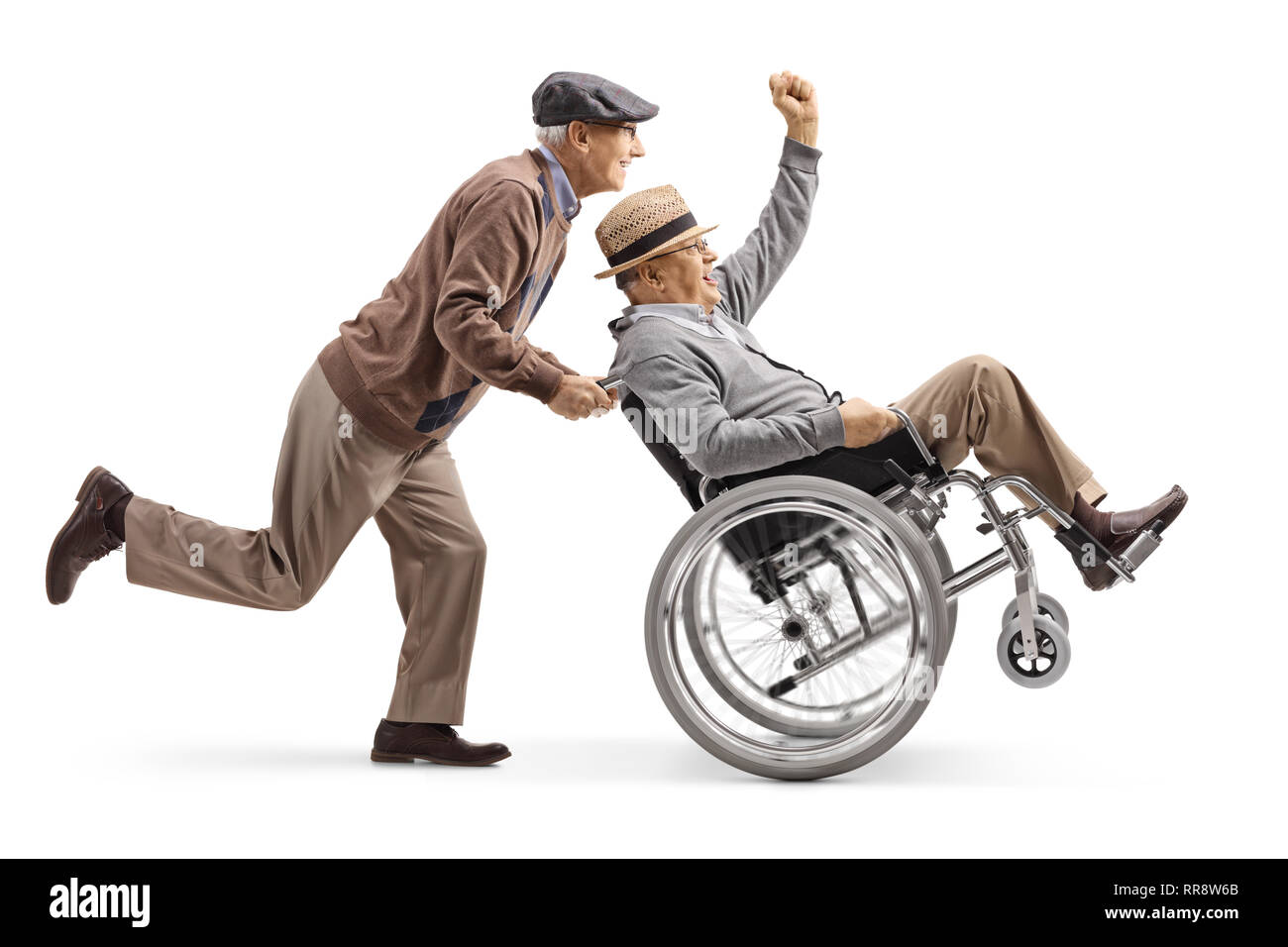 Volle Länge geschossen von einem älteren Mann treibt einen positiven behinderten Mann im Rollstuhl und deutete mit der Hand auf weißem Hintergrund Stockfoto