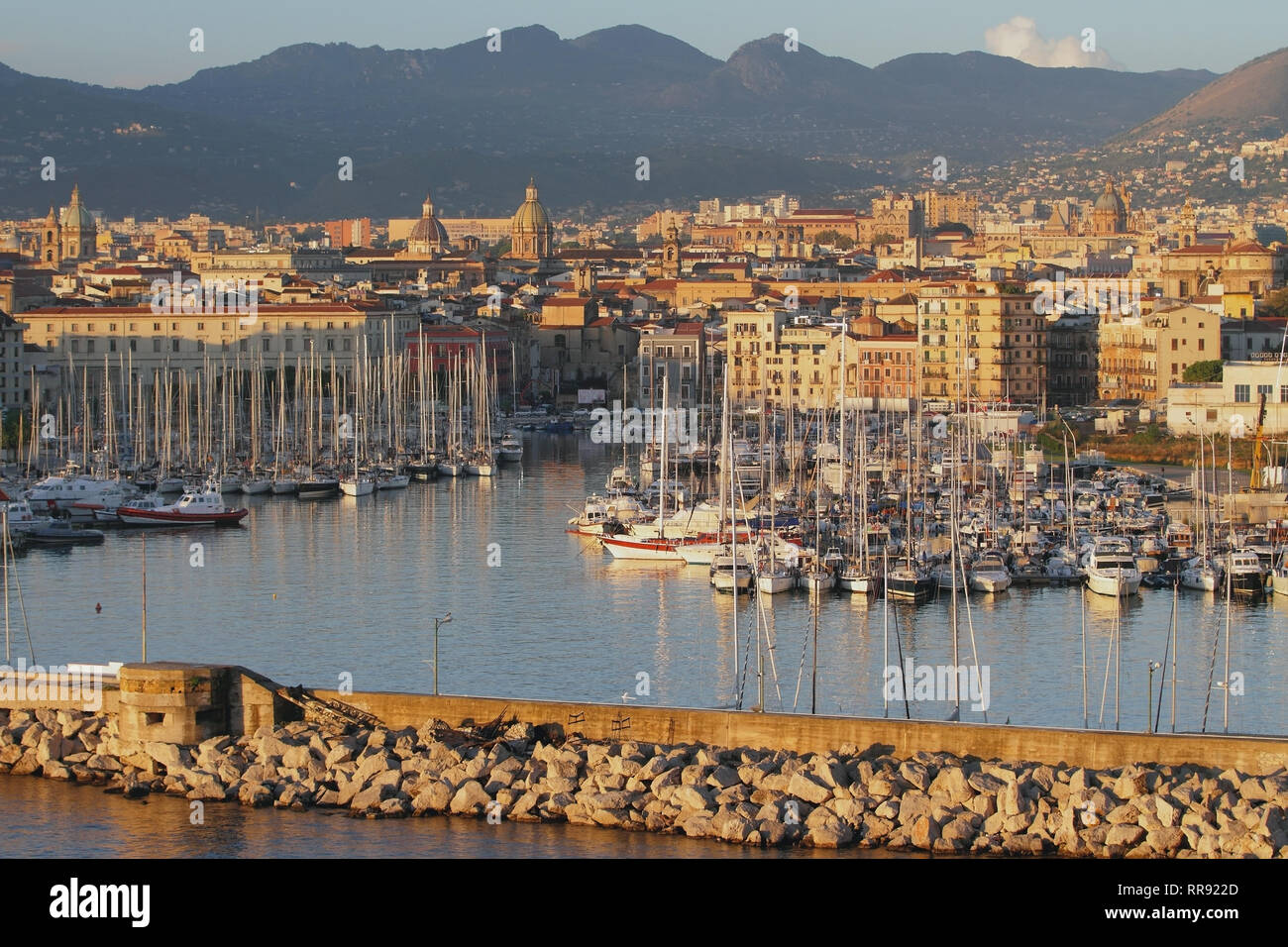 Golf La Cala, der Hafen und die Stadt. Palermo, Sizilien, Italien Stockfoto