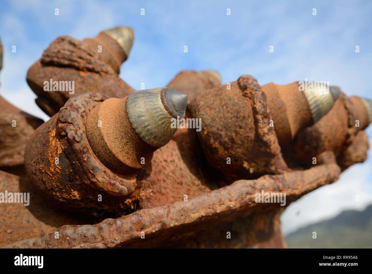 Detail der Zähne auf einen unterirdischen Kohle Bergbau Maschine angezeigt in einem Park am Ranunga, West Coast, Neuseeland Stockfoto