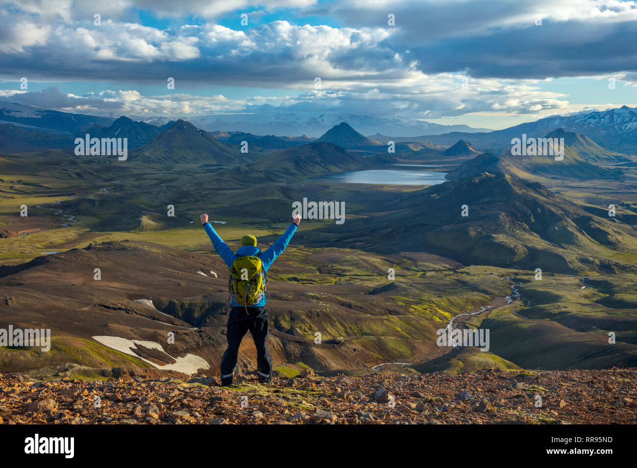 Wanderer mit Blick über die Berge und den See an alftavatns, von Jokultungur auf der Laugavegur Wanderweg. Zentrale Hochland, Sudhurland, Island. Stockfoto