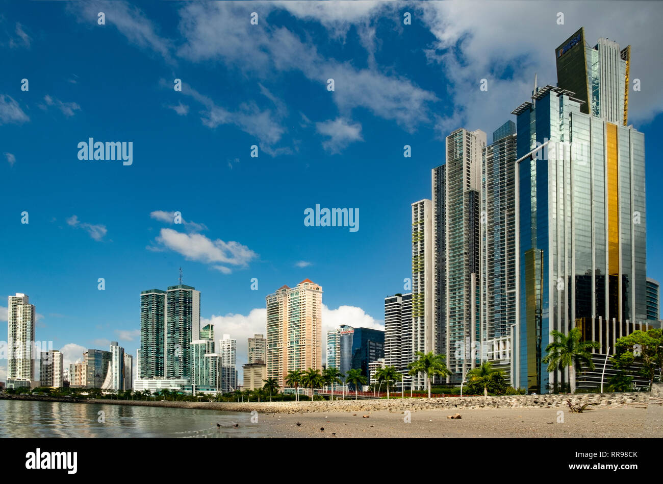 Bürgersteig (Cinta Costera) in den öffentlichen Park am Meer Strandpromenade und Skyline Hintergrund in Panama City (Avenida Balboa), Panama City, Mittelamerika Stockfoto