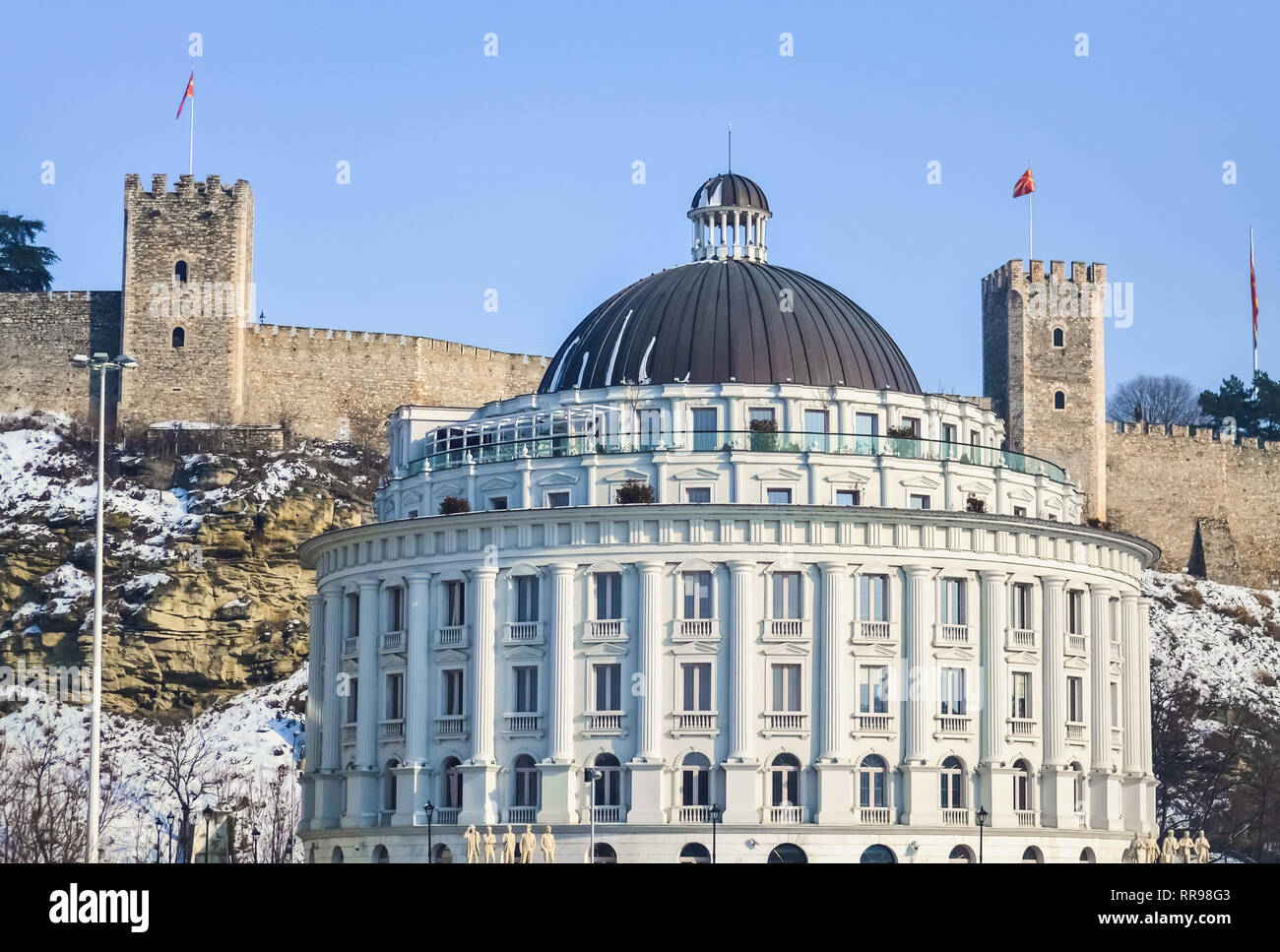 Alte Festung und ein neues Gebäude in Skopje gesehen Seite an Seite Stockfoto