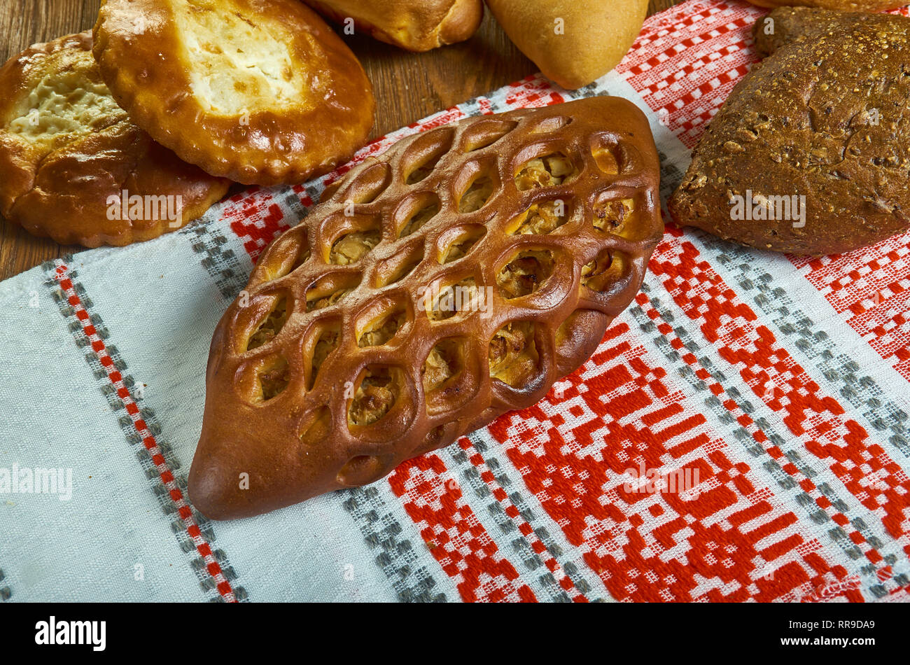 Pirog, Russische traditionelle Kuchen piroshki, verschiedene Backwaren: Geschirr, Ansicht von oben. herzhaften Varianten kann aus Fleisch, Fisch, Pilzen, Kohl, Reis, Buc Stockfoto