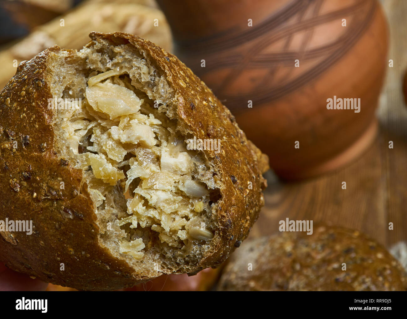 Pirozhki, Russische traditionelle Kuchen mit Zwiebeln und Eier ...