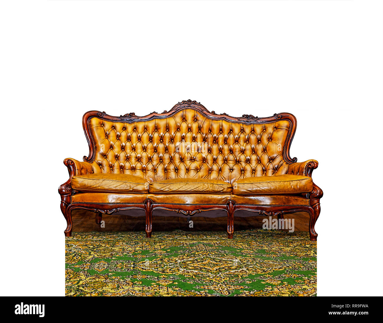 Royal vintage Sofa mit Teppich auf weißem Hintergrund Stockfoto