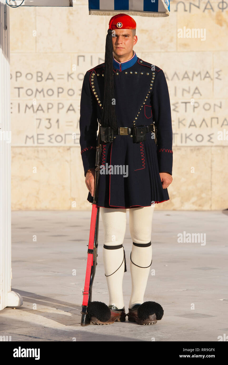 Griechenland, Attika, Athen, Evzones griechische Soldat auf Parade vor dem Parlamentsgebäude. Stockfoto