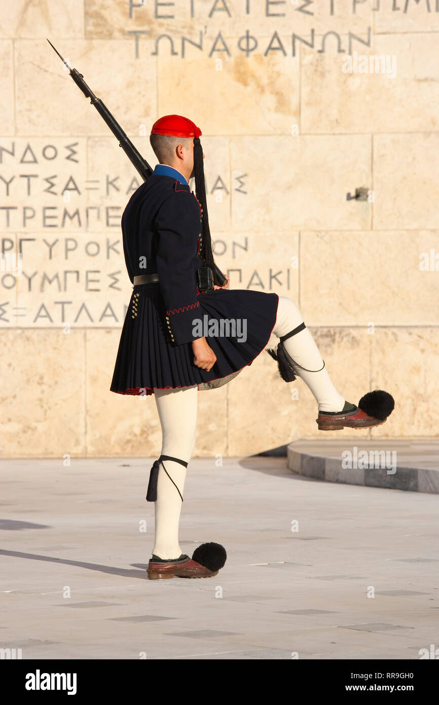 Griechenland, Attika, Athen, Evzones griechische Soldat auf Parade vor dem Parlamentsgebäude. Stockfoto