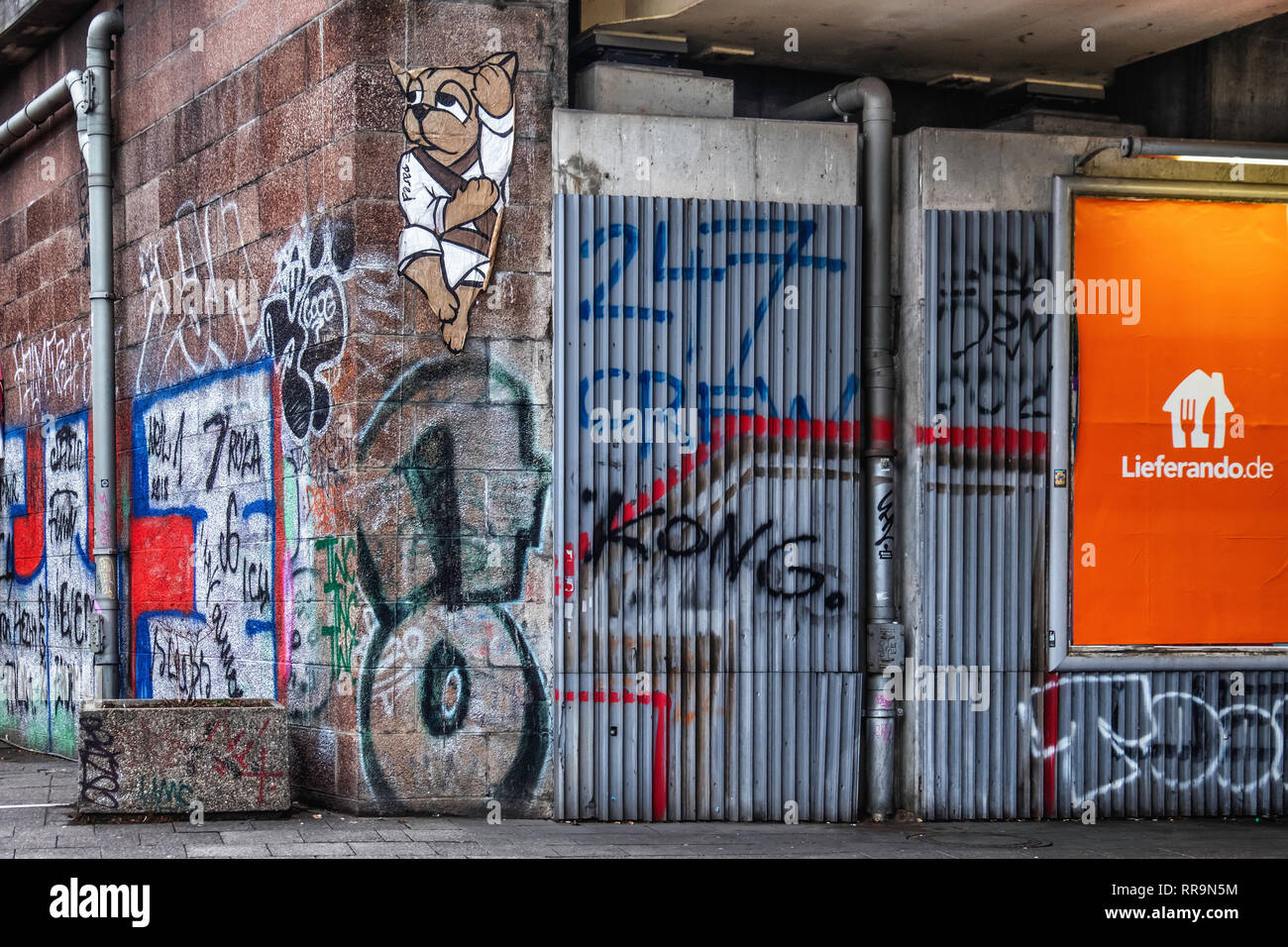 Mitte-Berlin. Eisenbahnviadukt mit Graffiti, Street Art, Rohre und Lieferando Werbung Stockfoto