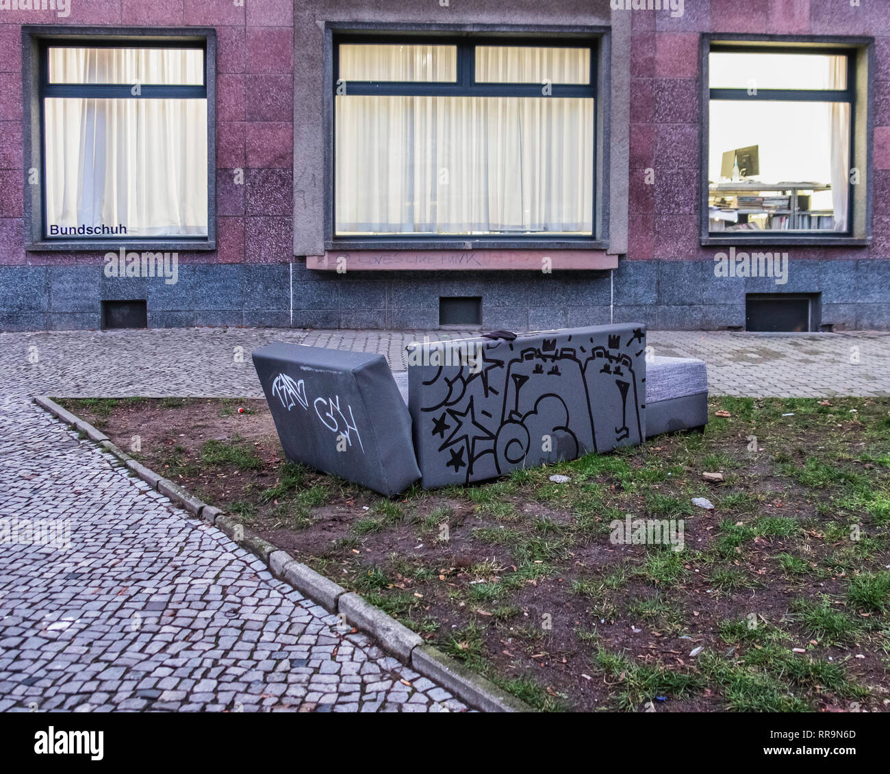 Berlin, Mitte. Die Gedumpten aufgegeben Sofa auf Stadt Pflaster mit  Zeichnung von street artist, Buder. Papierkorb Kunst wird bald verschwunden  sein Stockfotografie - Alamy