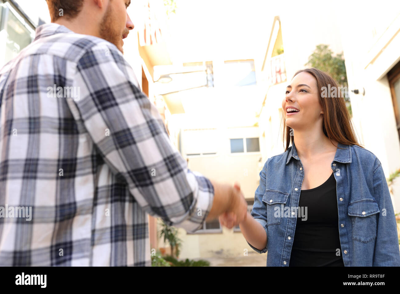 Glückliche Frau und Mann handshaking Nach viel auf der Straße Stockfoto