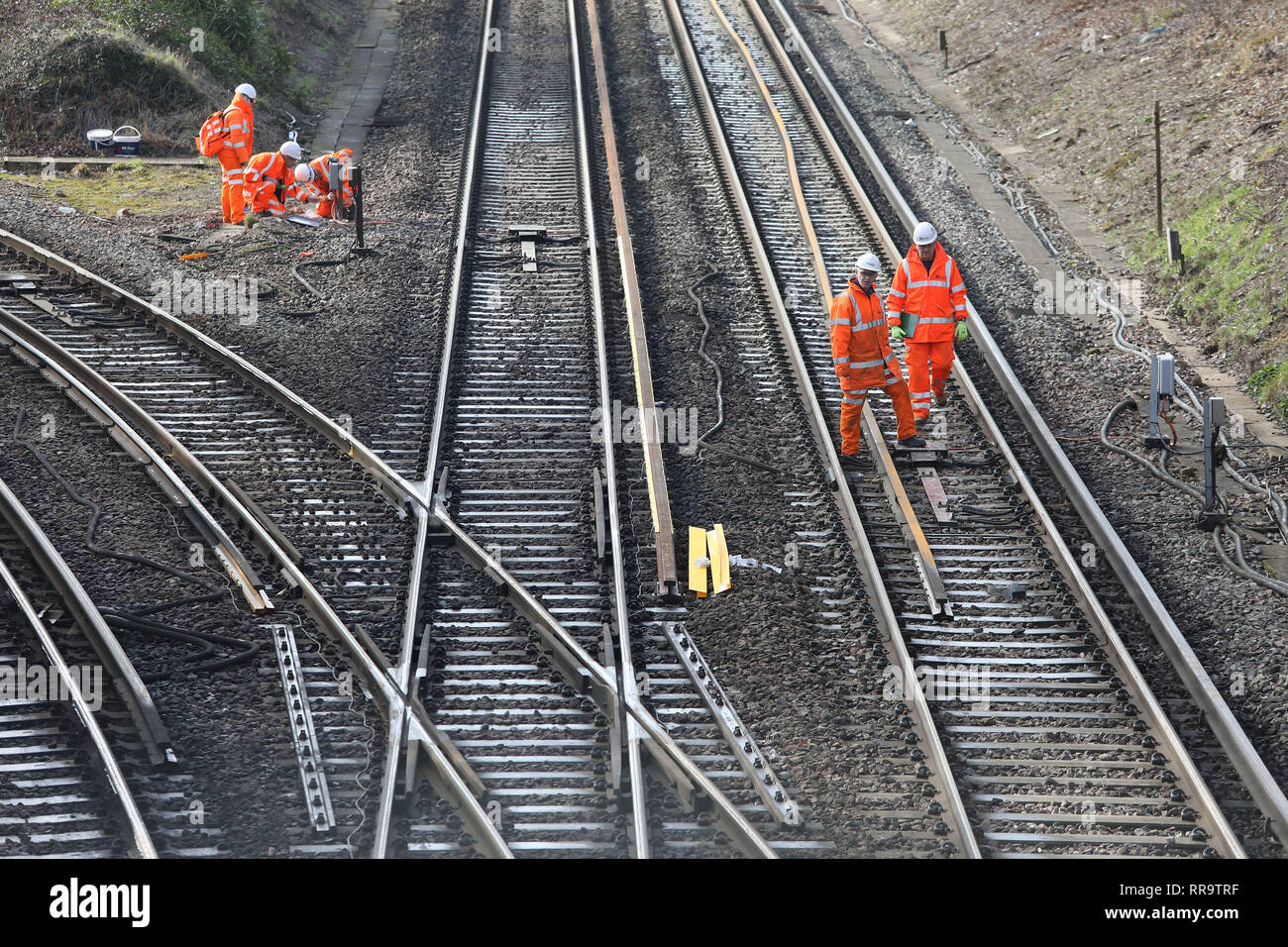 Eisenbahn Ingenieure arbeiten auf der Strecke am südlichen Ende von die Brighton Main Line. Die Verbesserung arbeitet auf die Brighton Main Line sind ein wichtiger Teil eines 300 Mio. £ Regierung finanziertes Programm zu verzögern Hotspots anzugehen und die Zuverlässigkeit der Eisenbahn in den Süden Osten, einschließlich der erweiterten Thameslink Netzwerk steigern. Die Brighton Main Line ist ein Key rail Route, verbindet den Flughafen Gatwick und der Südküste mit London und wird von 300.000 Menschen jeden Tag genutzt. 20. Februar 2019 Stockfoto