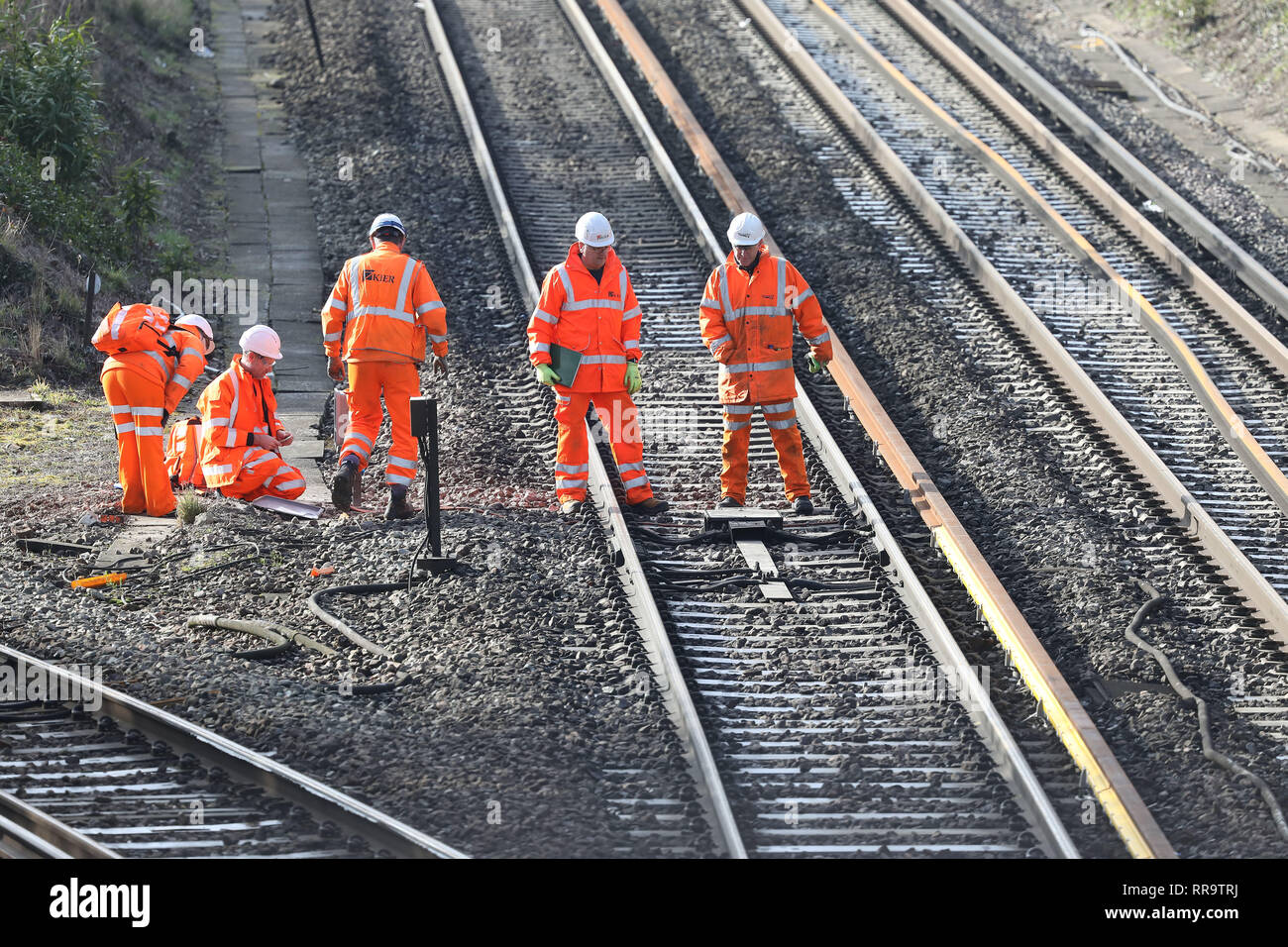 Eisenbahn Ingenieure arbeiten auf der Strecke am südlichen Ende von die Brighton Main Line. Die Verbesserung arbeitet auf die Brighton Main Line sind ein wichtiger Teil eines 300 Mio. £ Regierung finanziertes Programm zu verzögern Hotspots anzugehen und die Zuverlässigkeit der Eisenbahn in den Süden Osten, einschließlich der erweiterten Thameslink Netzwerk steigern. Die Brighton Main Line ist ein Key rail Route, verbindet den Flughafen Gatwick und der Südküste mit London und wird von 300.000 Menschen jeden Tag genutzt. 20. Februar 2019 Stockfoto