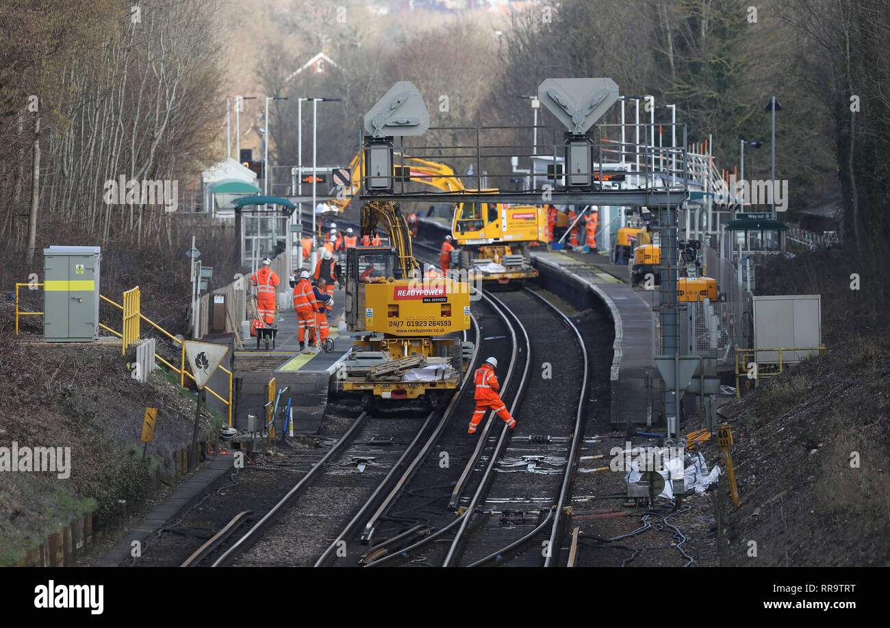 Eisenbahningenieure an Wivelsfield Station am südlichen Ende von die Brighton Main Line arbeiten. Die Verbesserung arbeitet auf die Brighton Main Line sind ein wichtiger Teil eines 300 Mio. £ Regierung finanziertes Programm zu verzögern Hotspots anzugehen und die Zuverlässigkeit der Eisenbahn in den Süden Osten, einschließlich der erweiterten Thameslink Netzwerk steigern. Die Brighton Main Line ist ein Key rail Route, verbindet den Flughafen Gatwick und der Südküste mit London und wird von 300.000 Menschen jeden Tag genutzt. 20. Februar 2019 Stockfoto