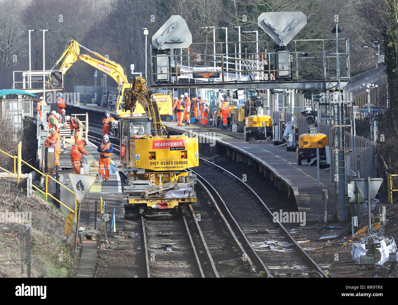 Eisenbahningenieure an Wivelsfield Station am südlichen Ende von die Brighton Main Line arbeiten. Die Verbesserung arbeitet auf die Brighton Main Line sind ein wichtiger Teil eines 300 Mio. £ Regierung finanziertes Programm zu verzögern Hotspots anzugehen und die Zuverlässigkeit der Eisenbahn in den Süden Osten, einschließlich der erweiterten Thameslink Netzwerk steigern. Die Brighton Main Line ist ein Key rail Route, verbindet den Flughafen Gatwick und der Südküste mit London und wird von 300.000 Menschen jeden Tag genutzt. 20. Februar 2019 Stockfoto