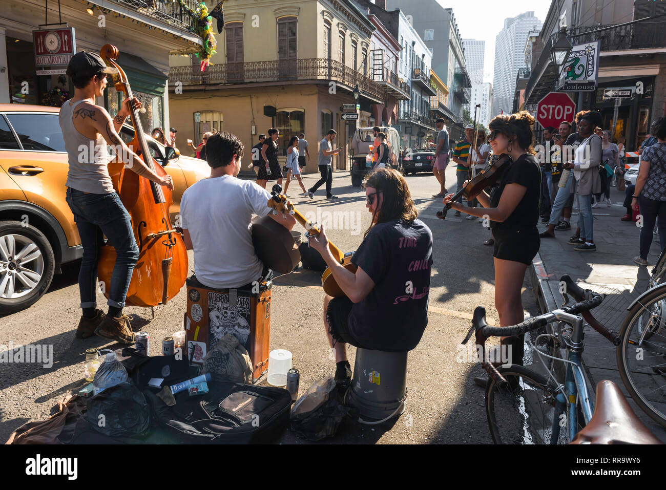 French Quarter New Orleans, Rückansicht einer Band, Blues und Country Musik in Royal Street in der Mitte des French Quarter, New Orleans, USA Stockfoto